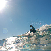 Cut Back mit dem Longboard auf der Welle