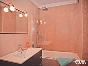 Badezimmer mit Badewanne und Dusche