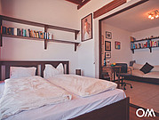 kleines Sofa und Schreibtisch im Schlafzimmer