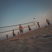 Beach Volleyball am Strand vor den Bungalows