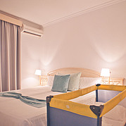 Schlafzimmer mit Babybett