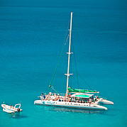 Bacardi Feeling auf dem großen Ausflugs-Katamaran