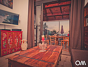 Wohnzimmer mit Chromecast, Sofa und TV