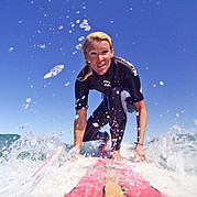 Actionfoto vom Take-off aus Surfschüler-Perspektive mit GoPro.