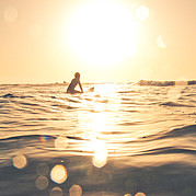 kleiner Surfer wartet auf die nächste Welle