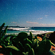 Leere Bucht mit Wellen