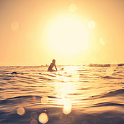 Surfer im Line-Up bei Sonnenuntergang – perfekte Bedingungen für Fortgeschrittenen Surfkurs