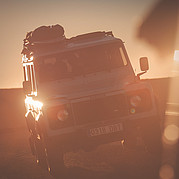 Dank unseres Land Rover Defender erreichst du auch abgelegene Surfspots auf Fuerteventura – ideal für beste Wellen im Surfkurs.