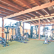 Fitnessgeräte auf der Dachterrasse der Familien Surfcamps