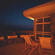 Surf Villa La Pared, abends am Kamin