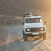 Anfahrt zum Surfkurs mit dem Landrover Defender über die Sandpisten im Süden Fuerteventuras.