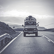 Land Rover Defender auf dem Weg zu Surfspots auf Fuerteventura – Fortgeschrittenen Surfkurs