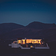 Surf Villa in La Pared bei Nacht