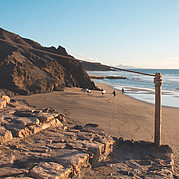 Surfer am leeren Strand von La Pared bei Sonnenaufgang – perfekte Bedingungen für grüne Wellen