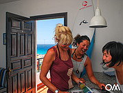 Surfcamp Teilnehmer treffen sich zum gemeinsamen Abendessen Surfcamp Teilnehmer treffen sich zum gemeinsamen Abendessen