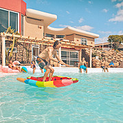 großer Swimmingpool