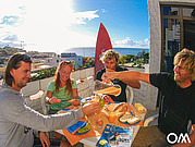 Surfcamp Teilnehmer frühstücken auf dem Balkon Surfcamp Teilnehmer frühstücken auf dem Balkon