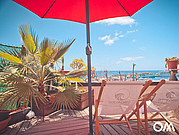 Familien Surfcamp Ferienhaus, Liegestühle auf der Terrasse