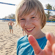 Familien Surfcamp, Beachvolleyball am Strand