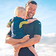 Mama ist surfen, Papa passt aufs Kind auf, Familien Surfkurs auf Fuerteventura