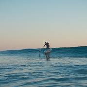 eine saubere grüne Wellen anpaddeln auf dem SUP Board eine saubere grüne Wellen anpaddeln auf dem SUP Board