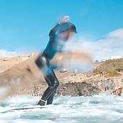 Dein Kind steht das erste Mal auf dem Board – ein stolzer Moment beim Take-off.
