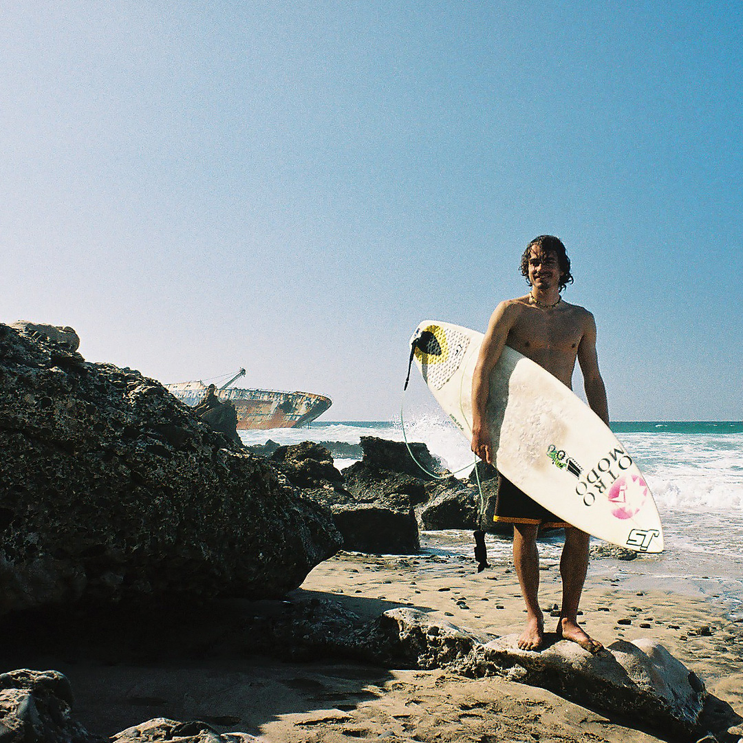 Warmes Wasser und saubere Wellen am Strand mit dem Schiffswrack