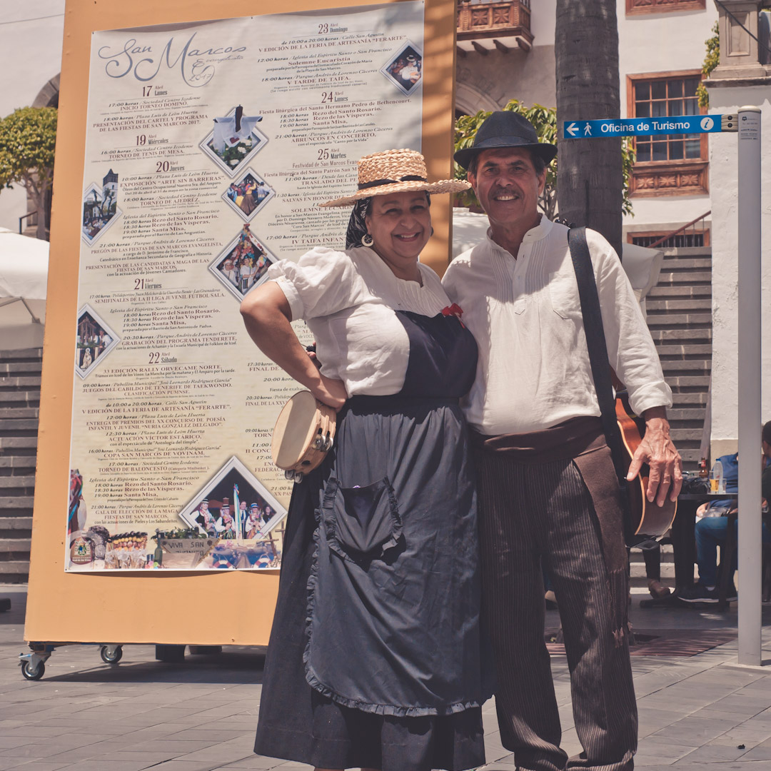Einwohner in traditioneller Kleidung im Landesinneren