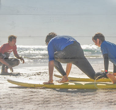 Surfkurs für Anfänger am Strand von Fuerteventura